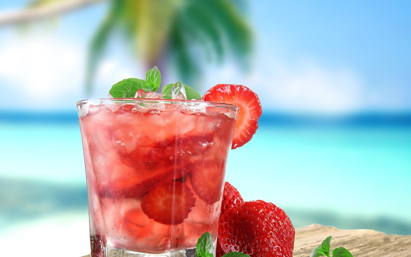 Обои мята, клубника, лёд, ягоды, коктейль, стакан, mint, strawberry, ice, berries, cocktail, glass разрешение 3840x3840 Загрузить