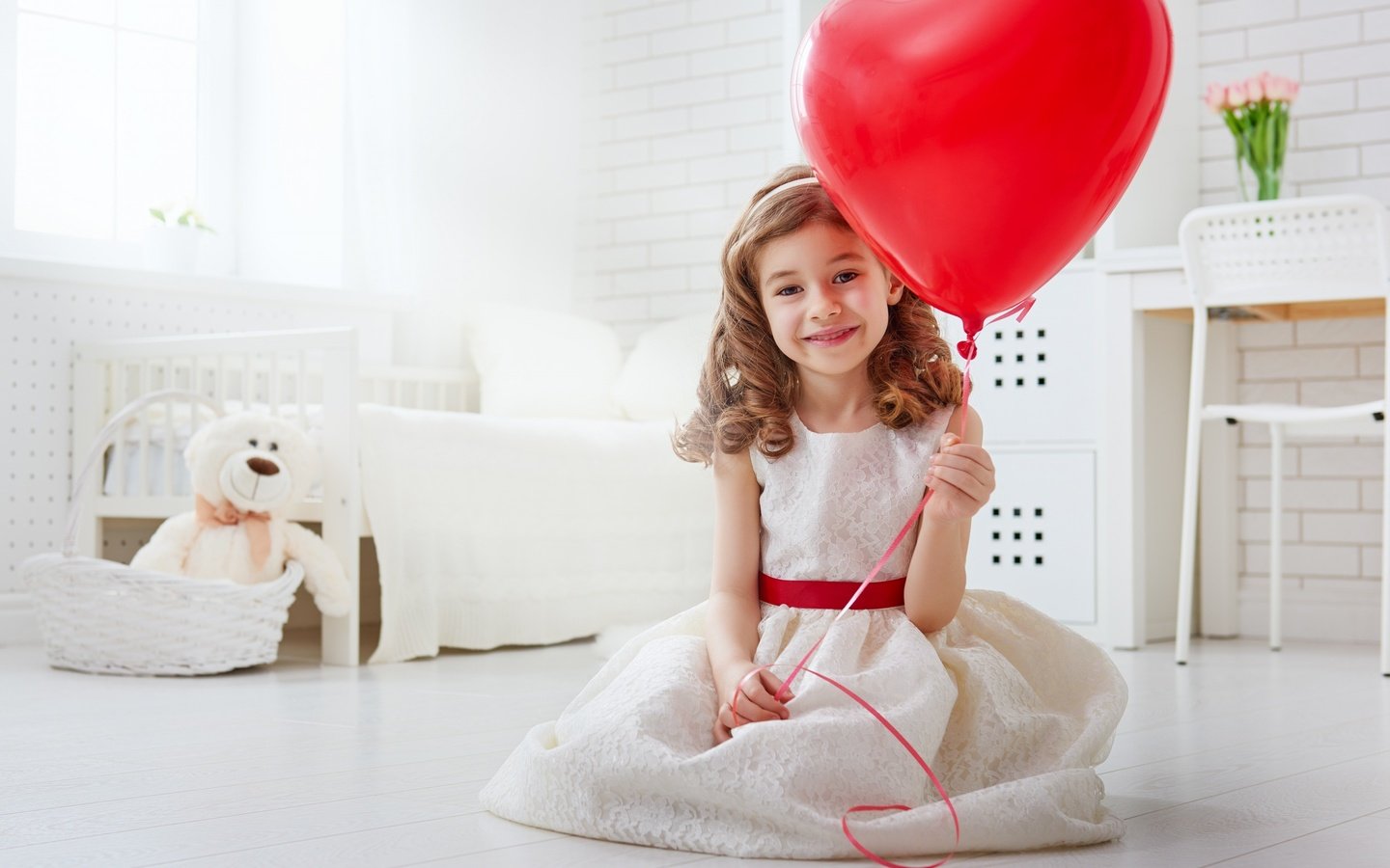 Девочка в платье с шариками