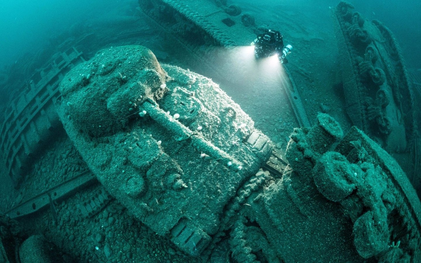 Обои танки, затонувший корабль, шерманы, tanks, the wreck, sherman разрешение 2220x1482 Загрузить
