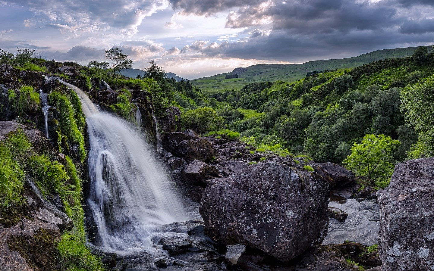 Обои облака, шотландия, деревья, stirlingshire, горы, камни, зелень, ручей, поля, водопад, clouds, scotland, trees, mountains, stones, greens, stream, field, waterfall разрешение 2048x1280 Загрузить