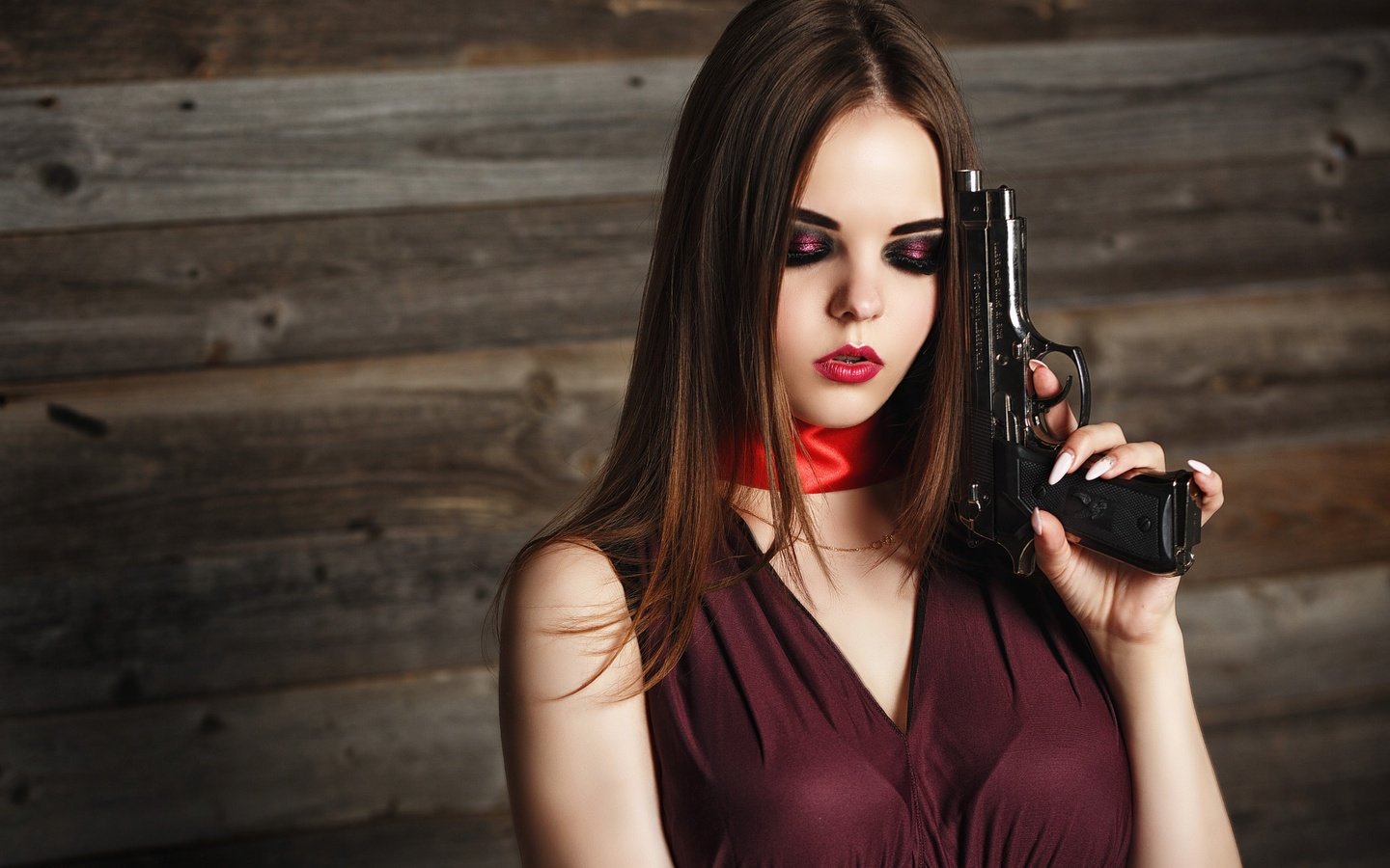 Обои девушка, платье, пистолет, взгляд, волосы, лицо, макияж, girl, dress, gun, look, hair, face, makeup разрешение 2048x1365 Загрузить