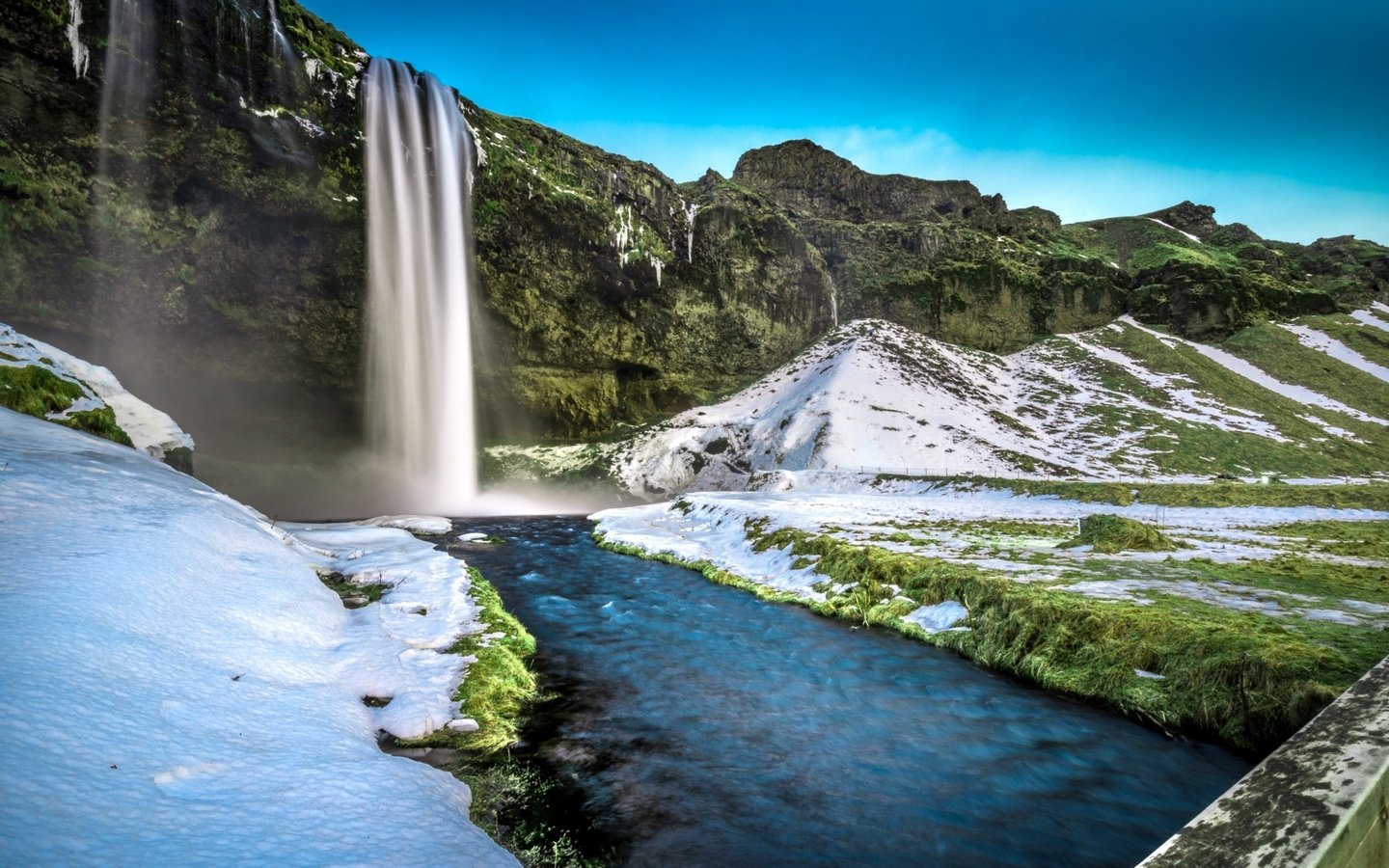 Обои трава, скалы, снег, мост, водопад, исландия, селйяландсфосс, grass, rocks, snow, bridge, waterfall, iceland, seljalandsfoss разрешение 3840x2160 Загрузить