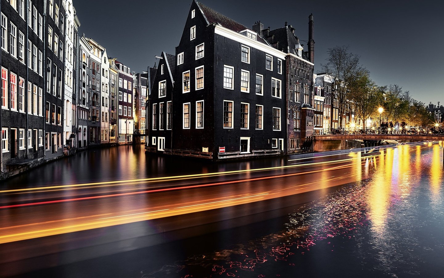 Обои ночь, огни, город, нидерланды, амстердам, городской пейзаж, night, lights, the city, netherlands, amsterdam, the urban landscape разрешение 1920x1281 Загрузить