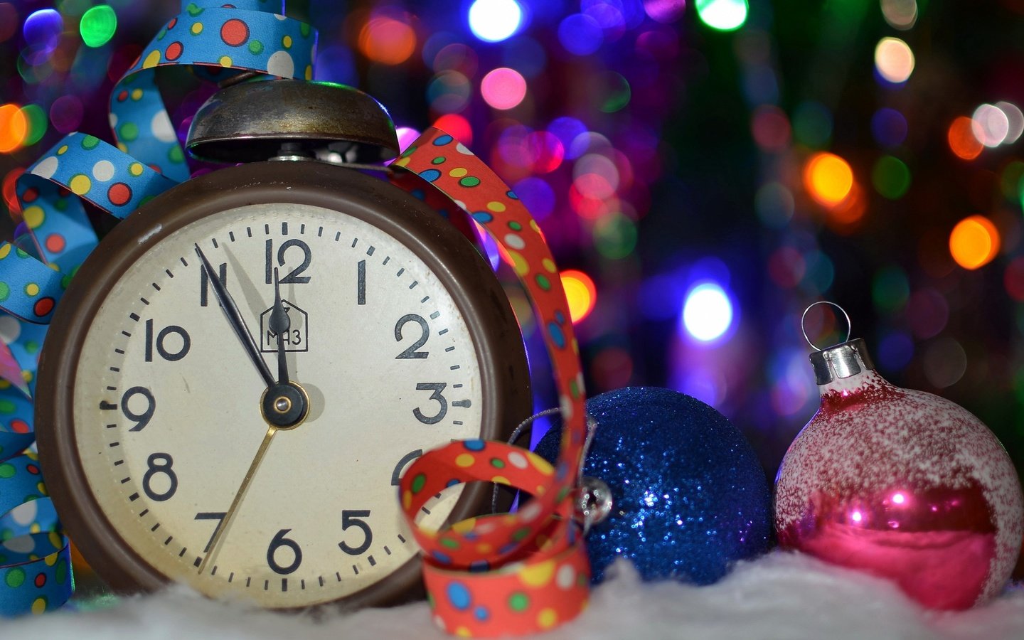 Обои снег, новый год, шары, часы, блики, лента, праздник, декор, snow, new year, balls, watch, glare, tape, holiday, decor разрешение 3840x2160 Загрузить