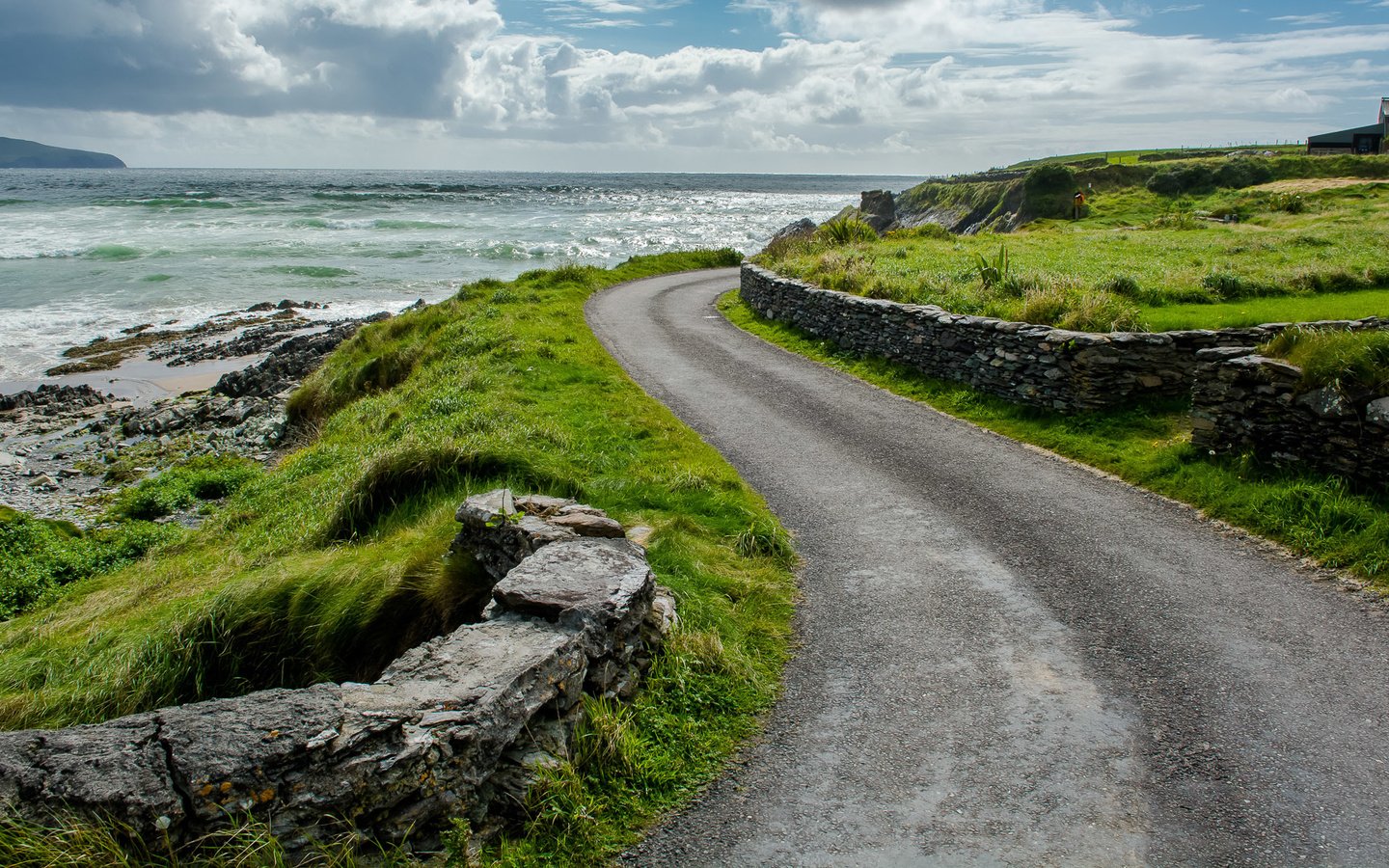 Обои небо, дорога, трава, облака, природа, море, побережье, the sky, road, grass, clouds, nature, sea, coast разрешение 1920x1080 Загрузить