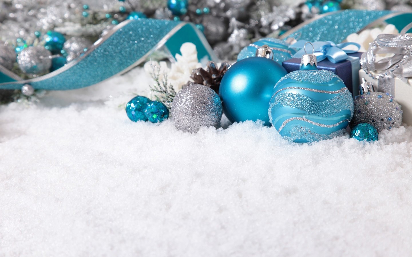 Обои снег, новый год, рождество, елочные игрушки, snow, new year, christmas, christmas decorations разрешение 2880x1800 Загрузить