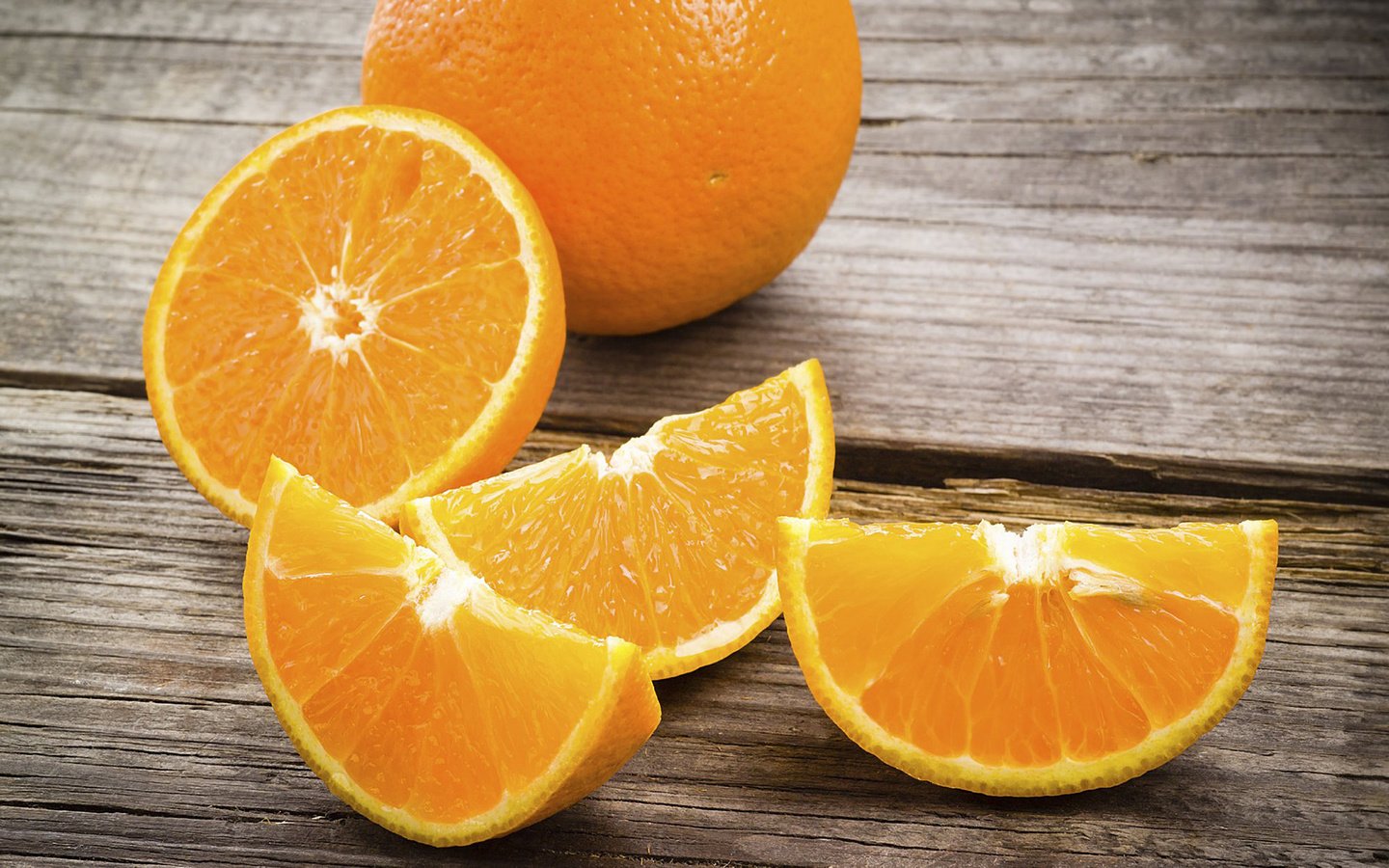 Обои фрукты, апельсины, цитрусы, деревянная поверхность, fruit, oranges, citrus, wooden surface разрешение 1920x1200 Загрузить