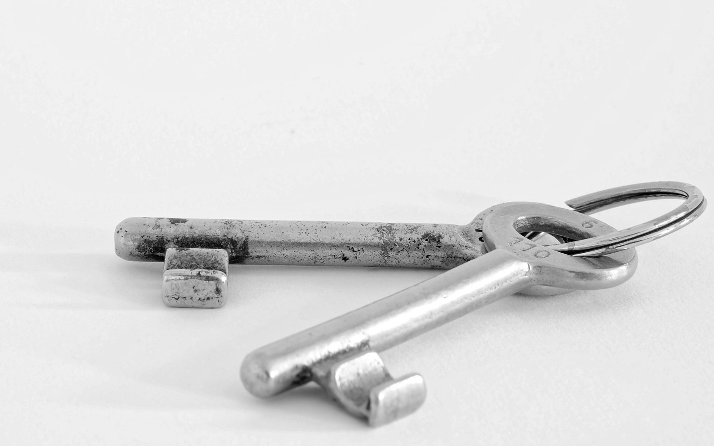 Обои металл, макро, чёрно-белое, ключи, metal, macro, black and white, keys разрешение 3510x1800 Загрузить