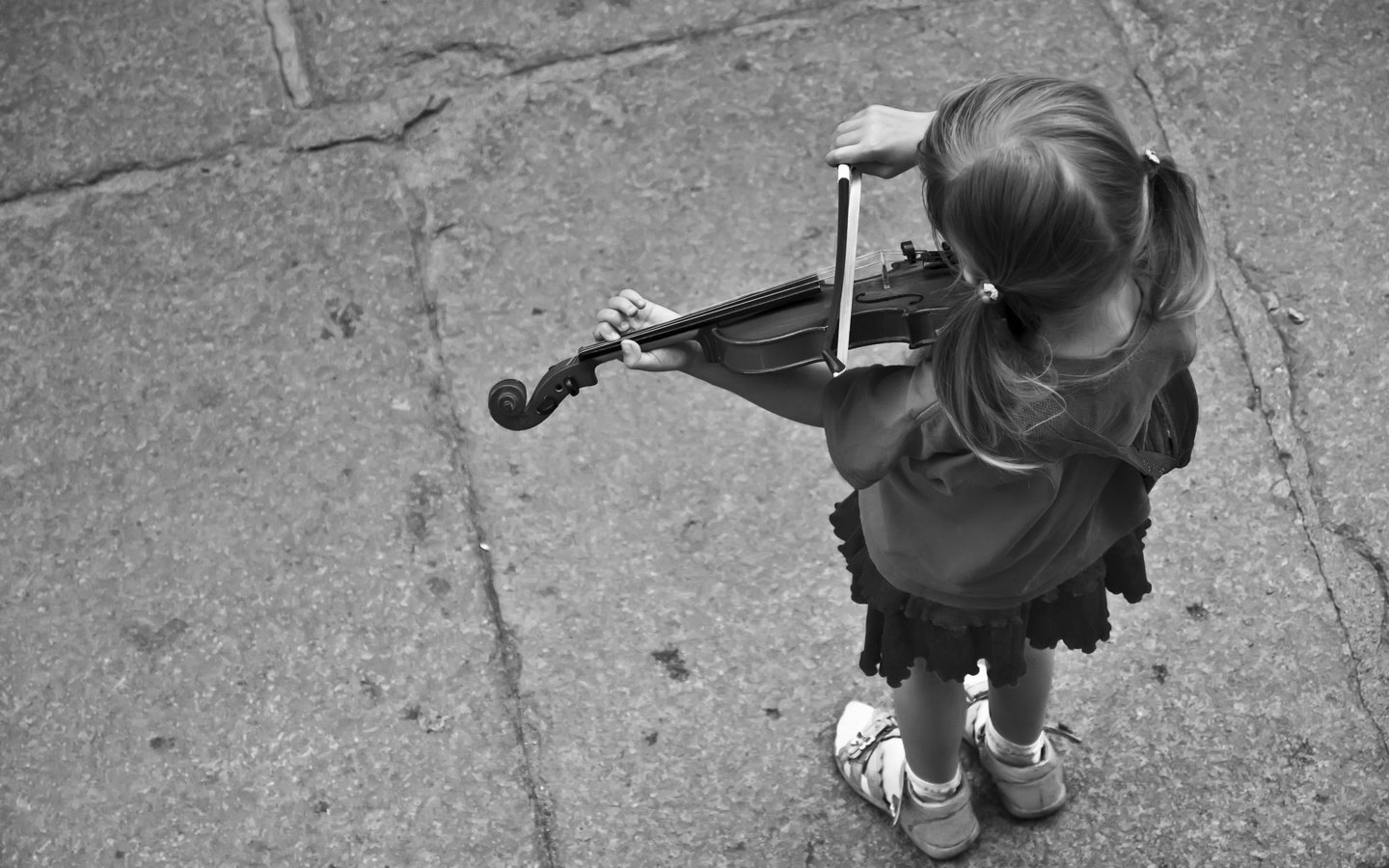 Обои скрипка, музыка, чёрно-белое, дети, девочка, violin, music, black and white, children, girl разрешение 1920x1200 Загрузить