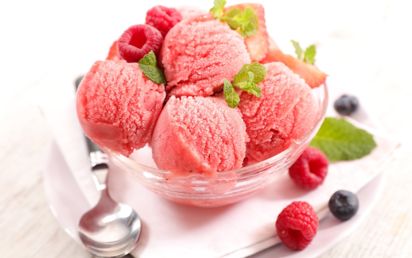 Обои мята, малина, мороженое, шарики, ягоды, черника, сладкое, десерт, mint, raspberry, ice cream, balls, berries, blueberries, sweet, dessert разрешение 6000x4000 Загрузить