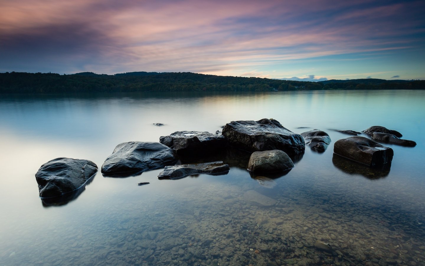 Обои небо, облака, вода, озеро, скалы, камни, пейзаж, горизонт, the sky, clouds, water, lake, rocks, stones, landscape, horizon разрешение 2738x1825 Загрузить