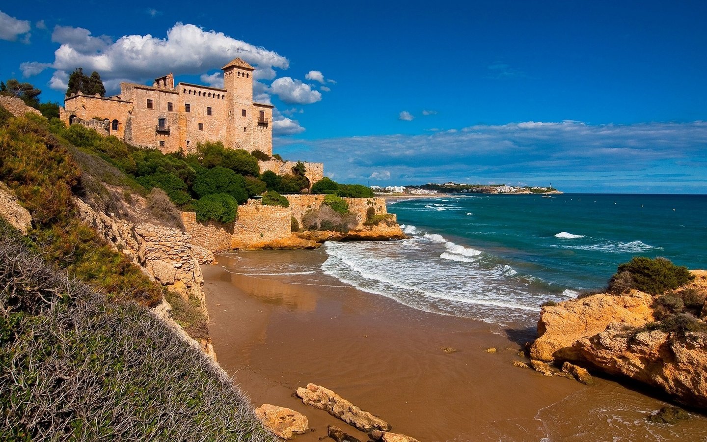 Обои небо, tamarit castle, costa dorada, облака, таррагона, скалы, море, замок, побережье, испания, каталония, the sky, clouds, tarragona, rocks, sea, castle, coast, spain, catalonia разрешение 1920x1275 Загрузить