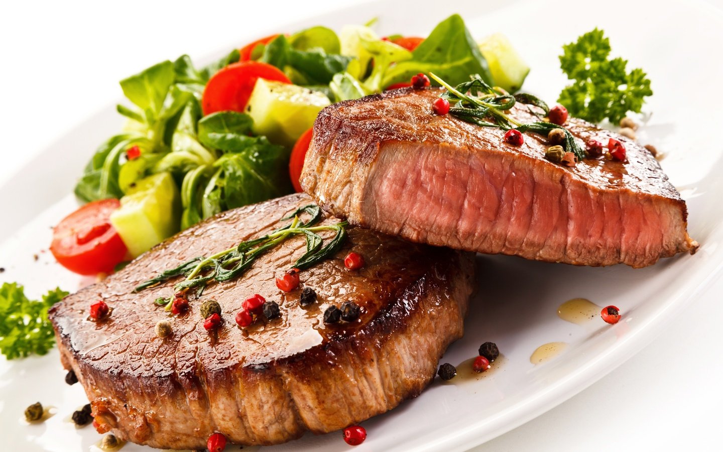 Обои зелень, овощи, мясо, помидор, салат, пряности, бифштекс, greens, vegetables, meat, tomato, salad, spices, steak разрешение 5616x3744 Загрузить