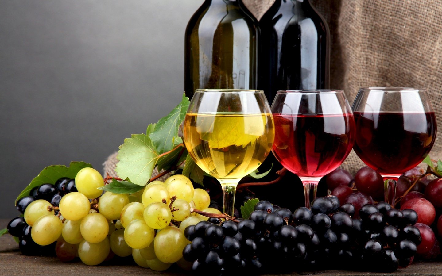 Обои виноград, вино, белое, бокалы, бутылки, красное, розовое, grapes, wine, white, glasses, bottle, red, pink разрешение 2560x1600 Загрузить