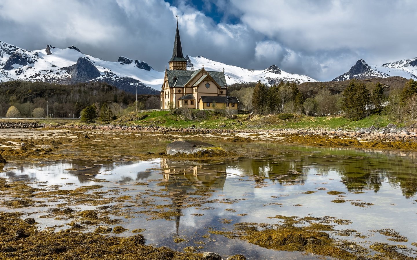 Обои небо, облака, горы, храм, норвегия, vågan, the lofoten cathedral, the sky, clouds, mountains, temple, norway разрешение 2000x1334 Загрузить