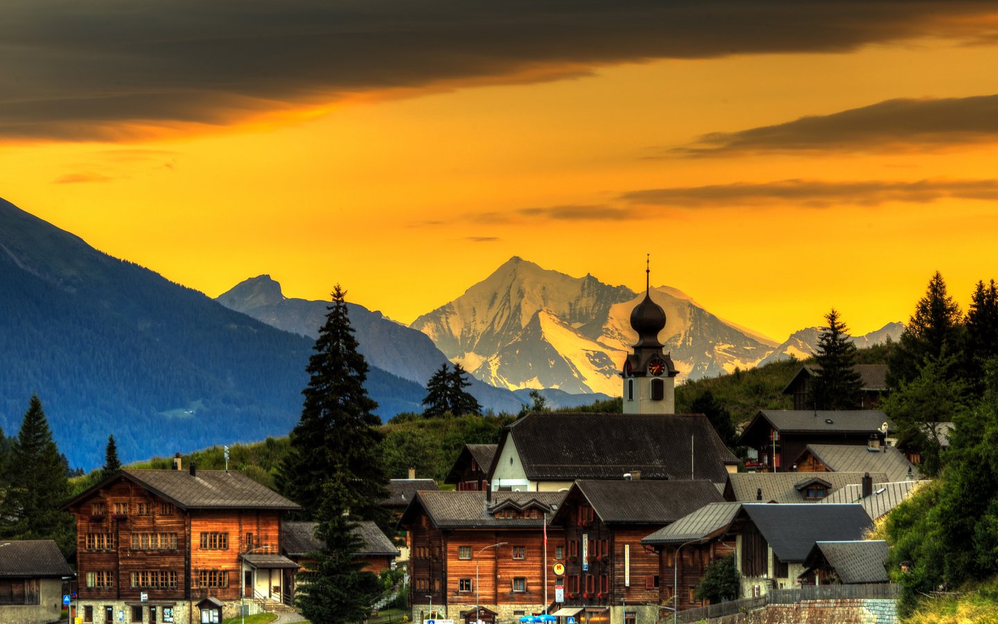 Обои небо, деревья, горы, закат, швейцария, дома, городок, the sky, trees, mountains, sunset, switzerland, home, town разрешение 2704x1800 Загрузить