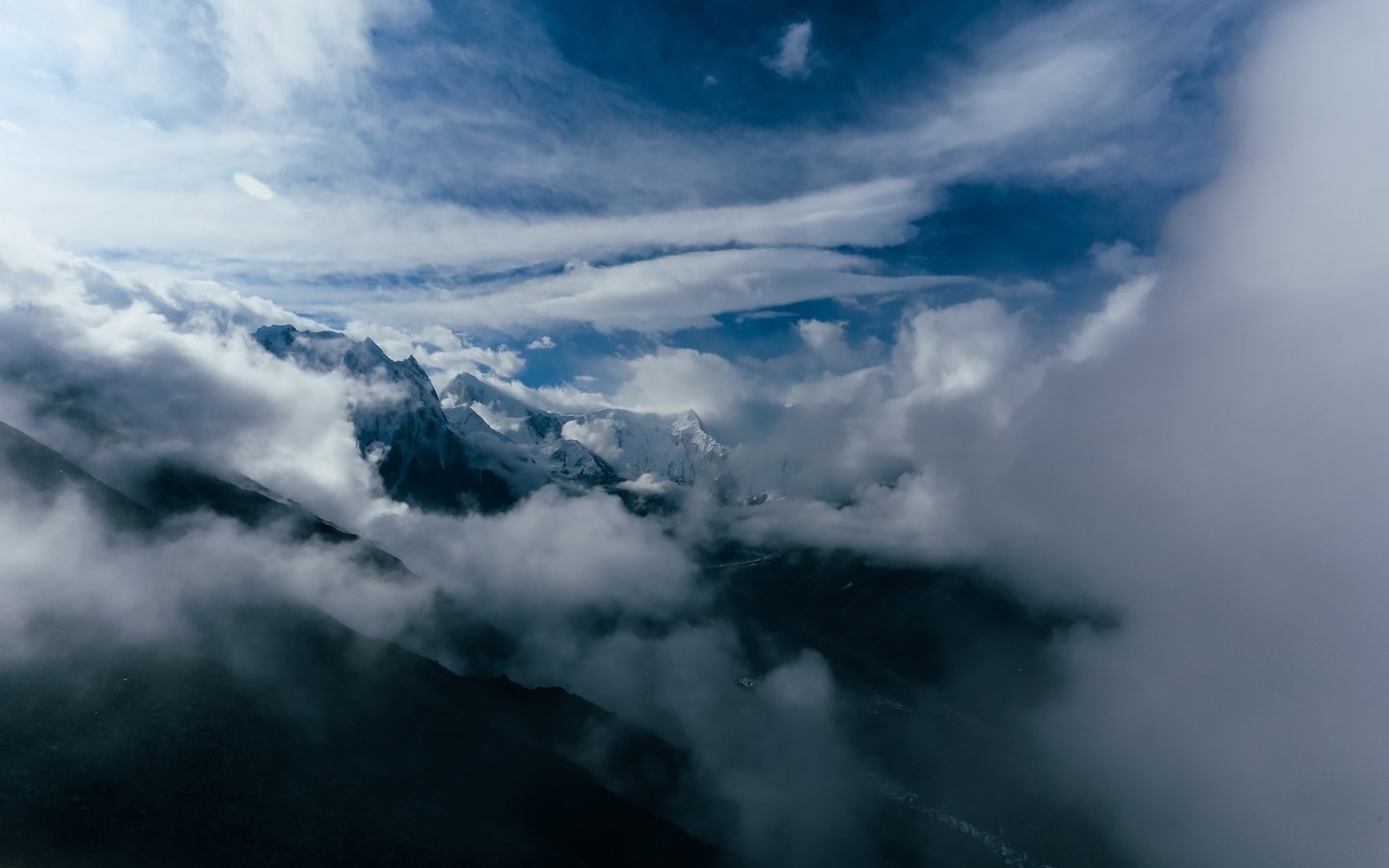 Обои небо, облака, горы, туман, the sky, clouds, mountains, fog разрешение 3840x2484 Загрузить