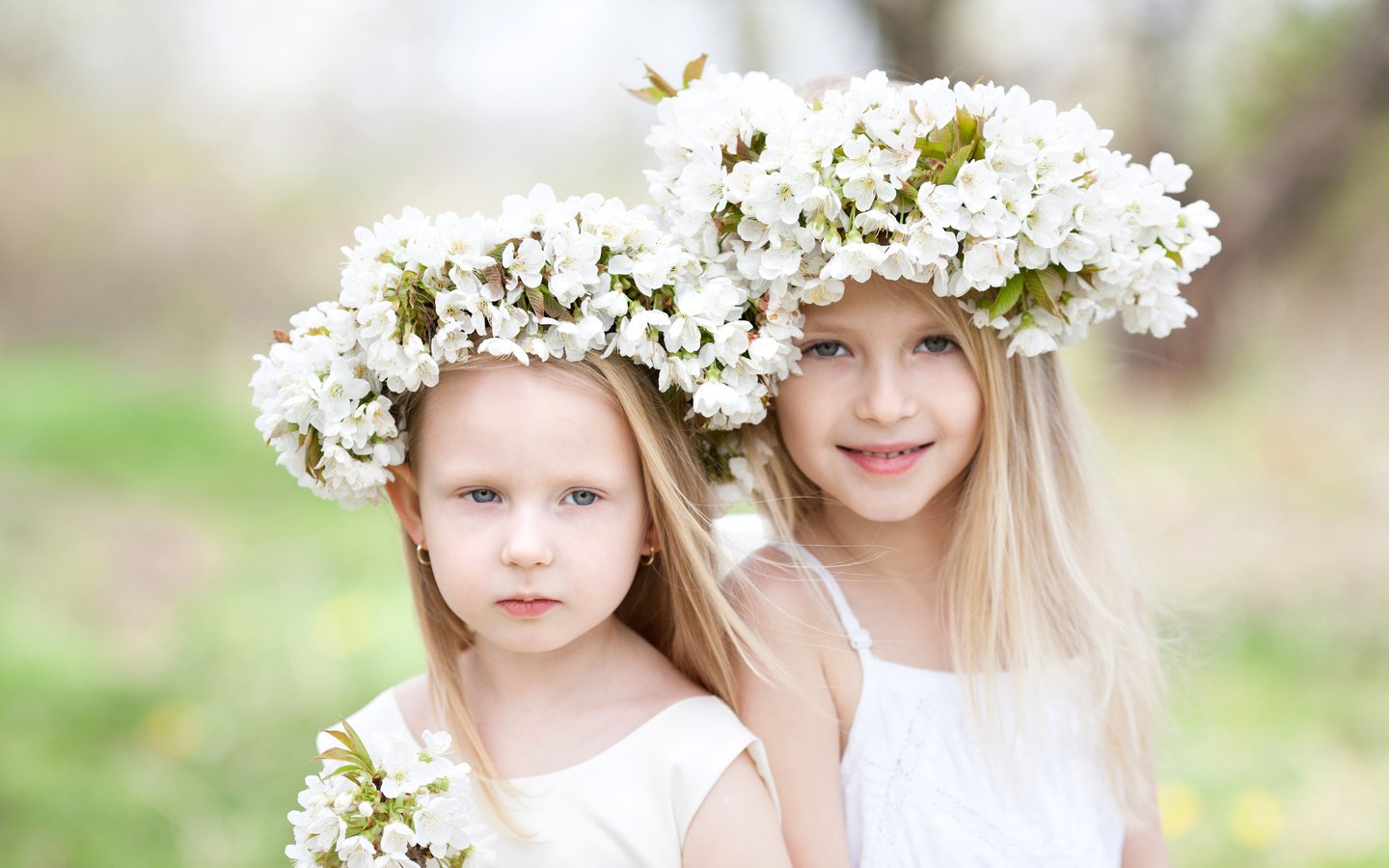 Обои цветы, взгляд, дети, волосы, лицо, девочки, венки, flowers, look, children, hair, face, girls, wreaths разрешение 4500x3000 Загрузить