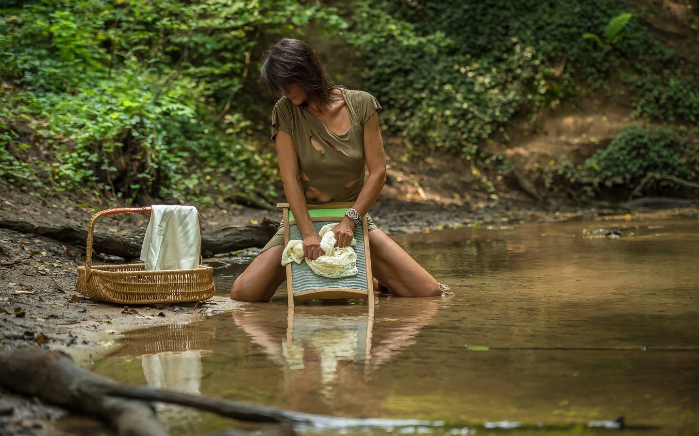 Обои вода, девушка, корзина, белье, стирка, wash day, water, girl, basket, linen, wash разрешение 2000x1331 Загрузить