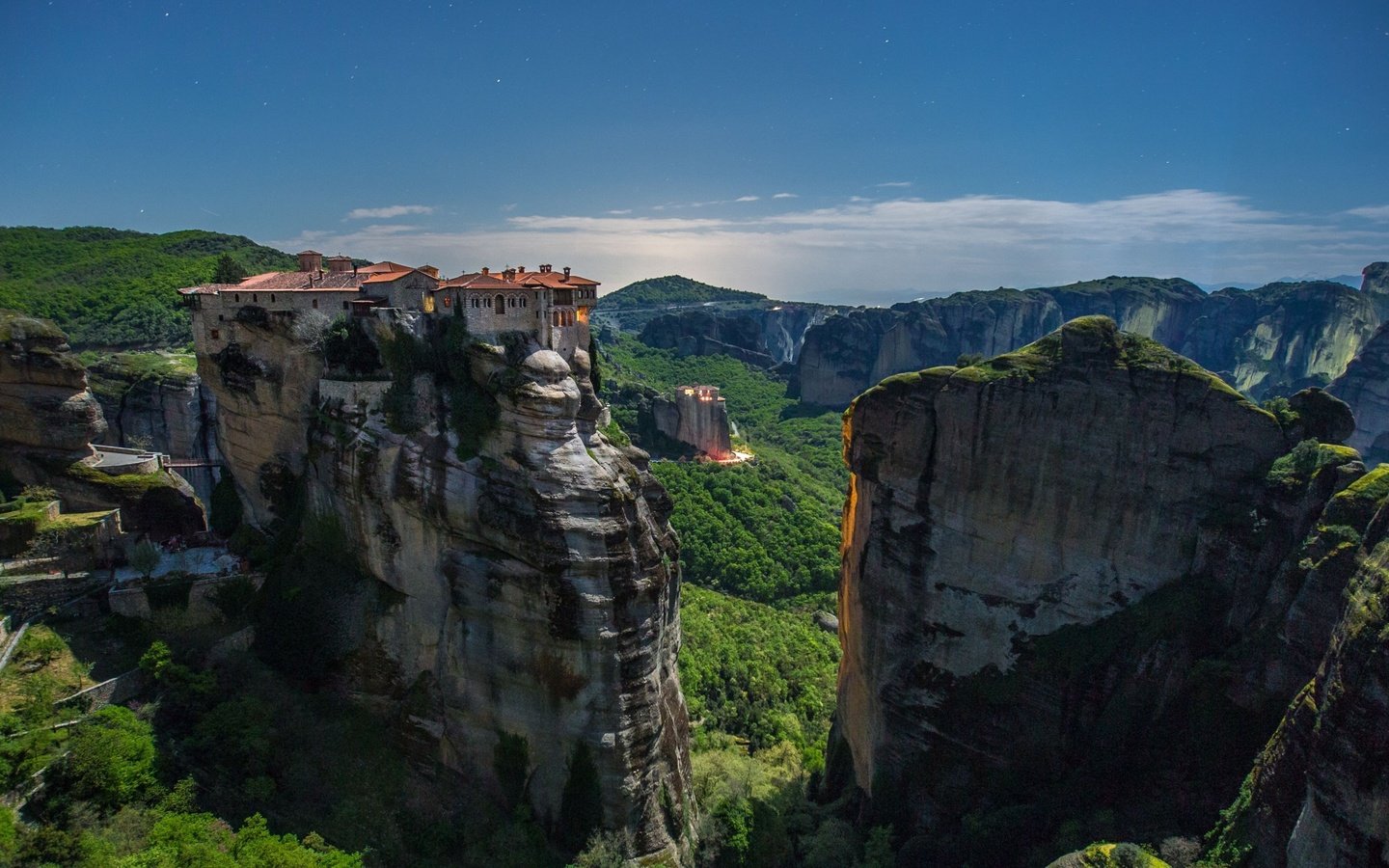 Обои горы, скалы, лето, дом, греция, монастыри метеоры, mountains, rocks, summer, house, greece, meteora разрешение 4096x2160 Загрузить