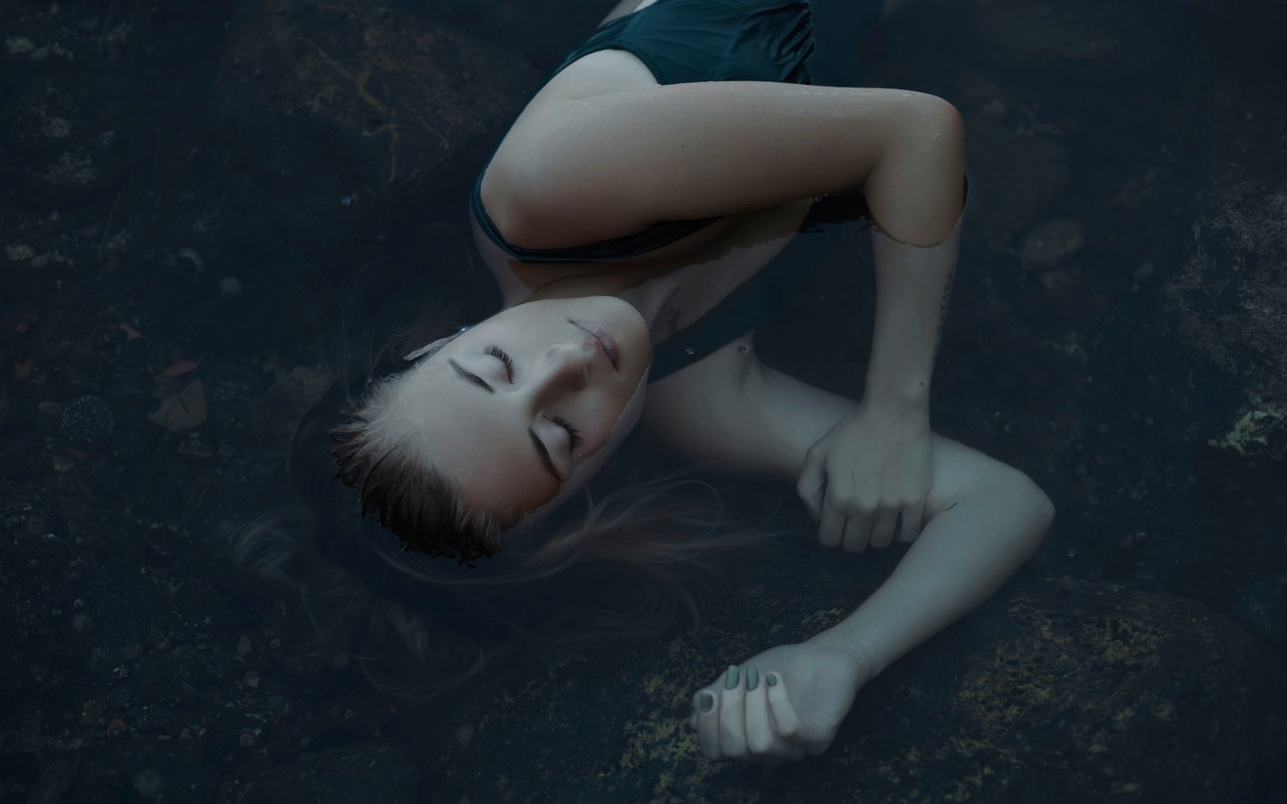 Обои девушка, лицо, лежа, закрытые глаза, в воде, greta larosa, girl, face, lying, closed eyes, in the water разрешение 5472x3648 Загрузить