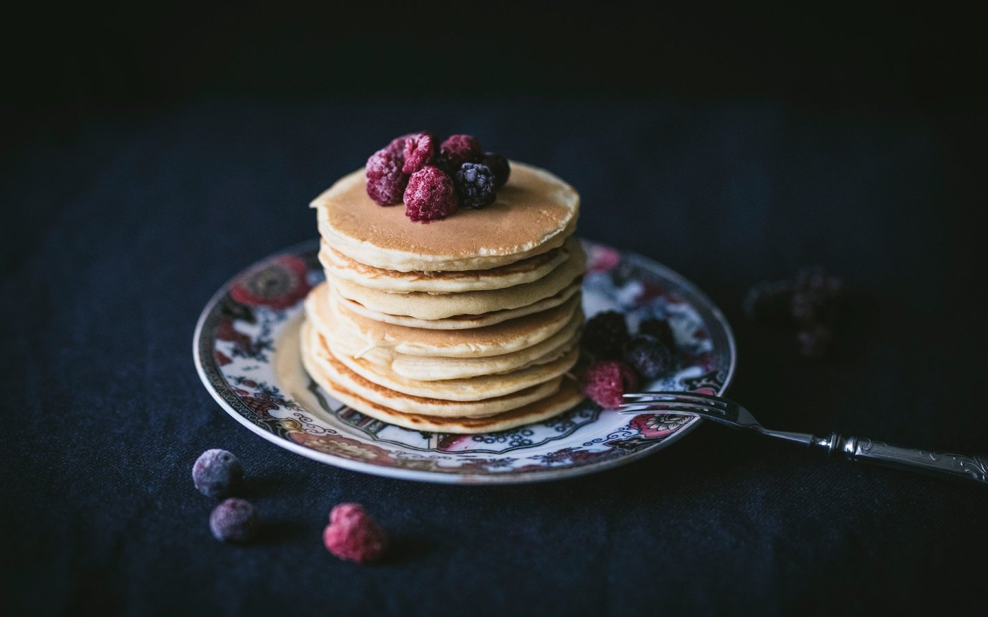 Обои малина, ягоды, черника, завтрак, выпечка, оладьи, raspberry, berries, blueberries, breakfast, cakes, pancakes разрешение 6720x4480 Загрузить