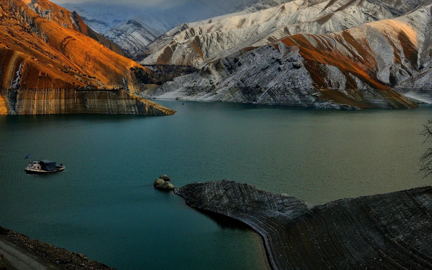 Обои небо, облака, озеро, горы, природа, иран, the sky, clouds, lake, mountains, nature, iran разрешение 2560x1080 Загрузить