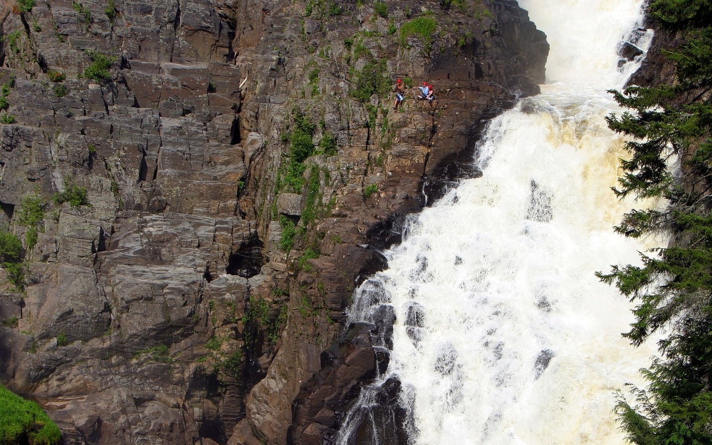 Обои горы, скала, водопад, скалолаз, альпинист, mountains, rock, waterfall, climber разрешение 1920x1080 Загрузить