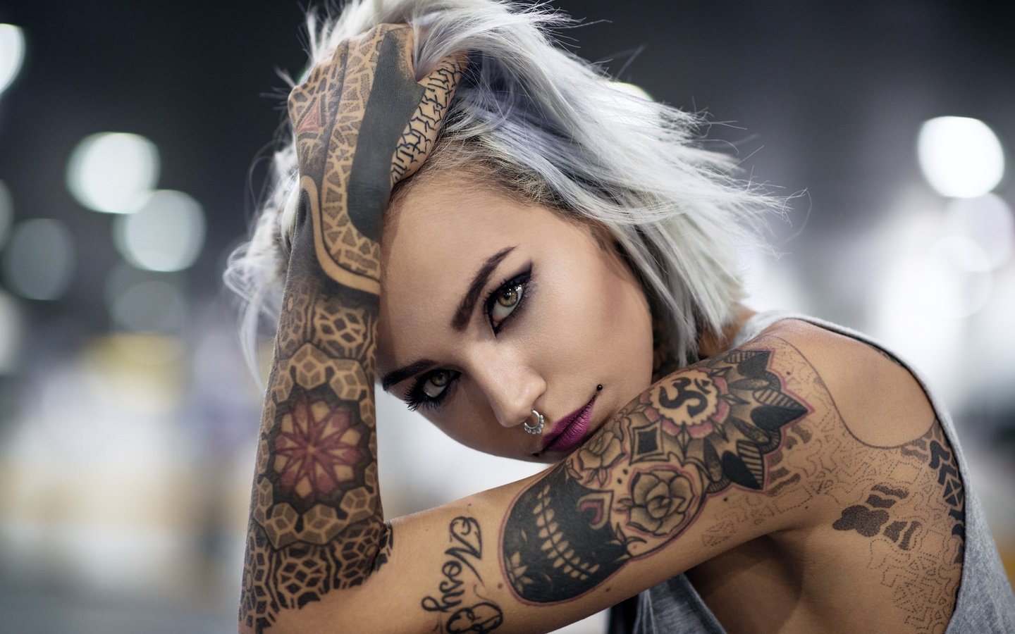 Обои девушка, взгляд, модель, татуировки, макияж, белые волосы, girl, look, model, tattoo, makeup, white hair разрешение 2048x1298 Загрузить