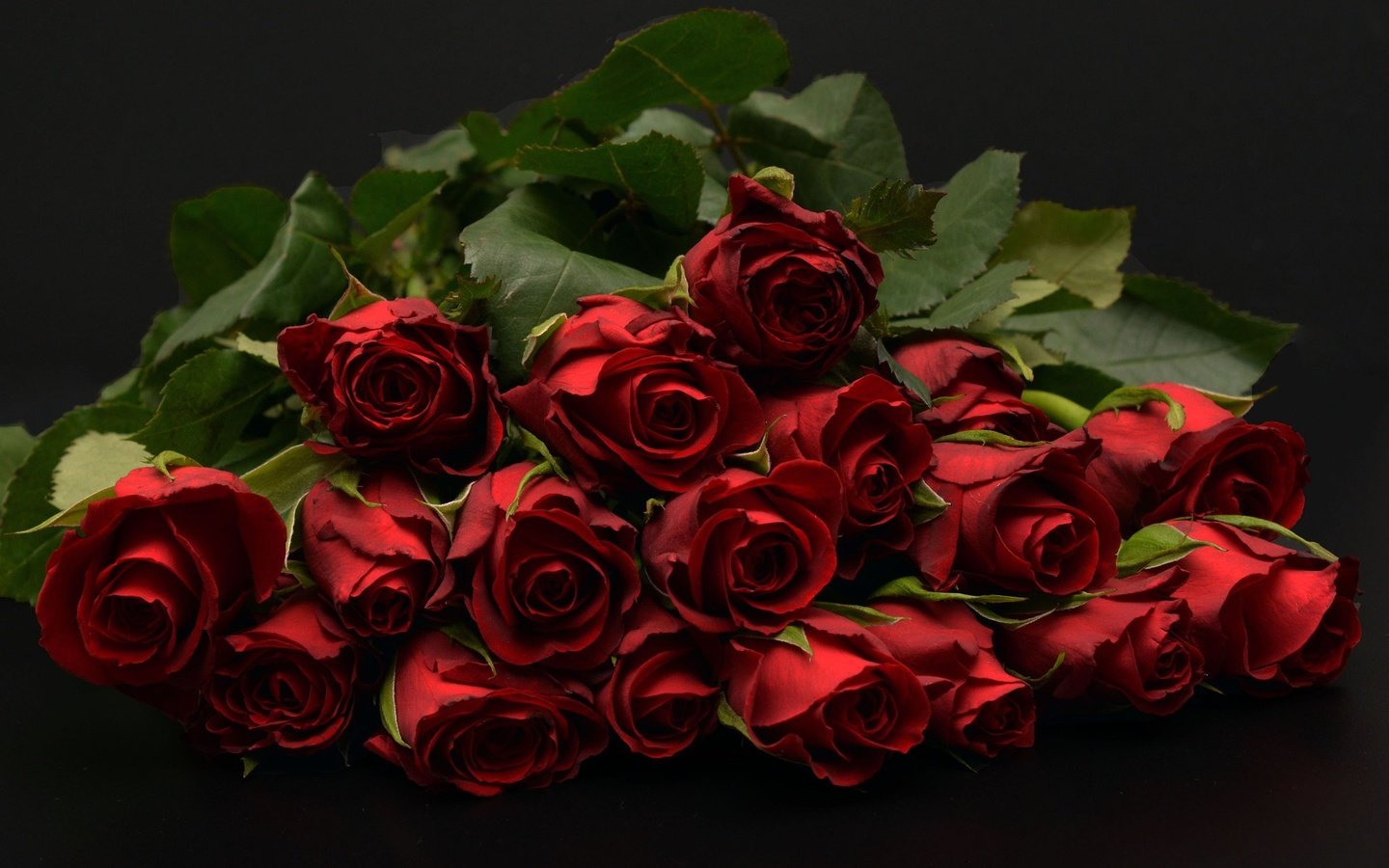 Обои бутоны, фон, букет, темный, красные розы, buds, background, bouquet, dark, red roses разрешение 1920x1280 Загрузить