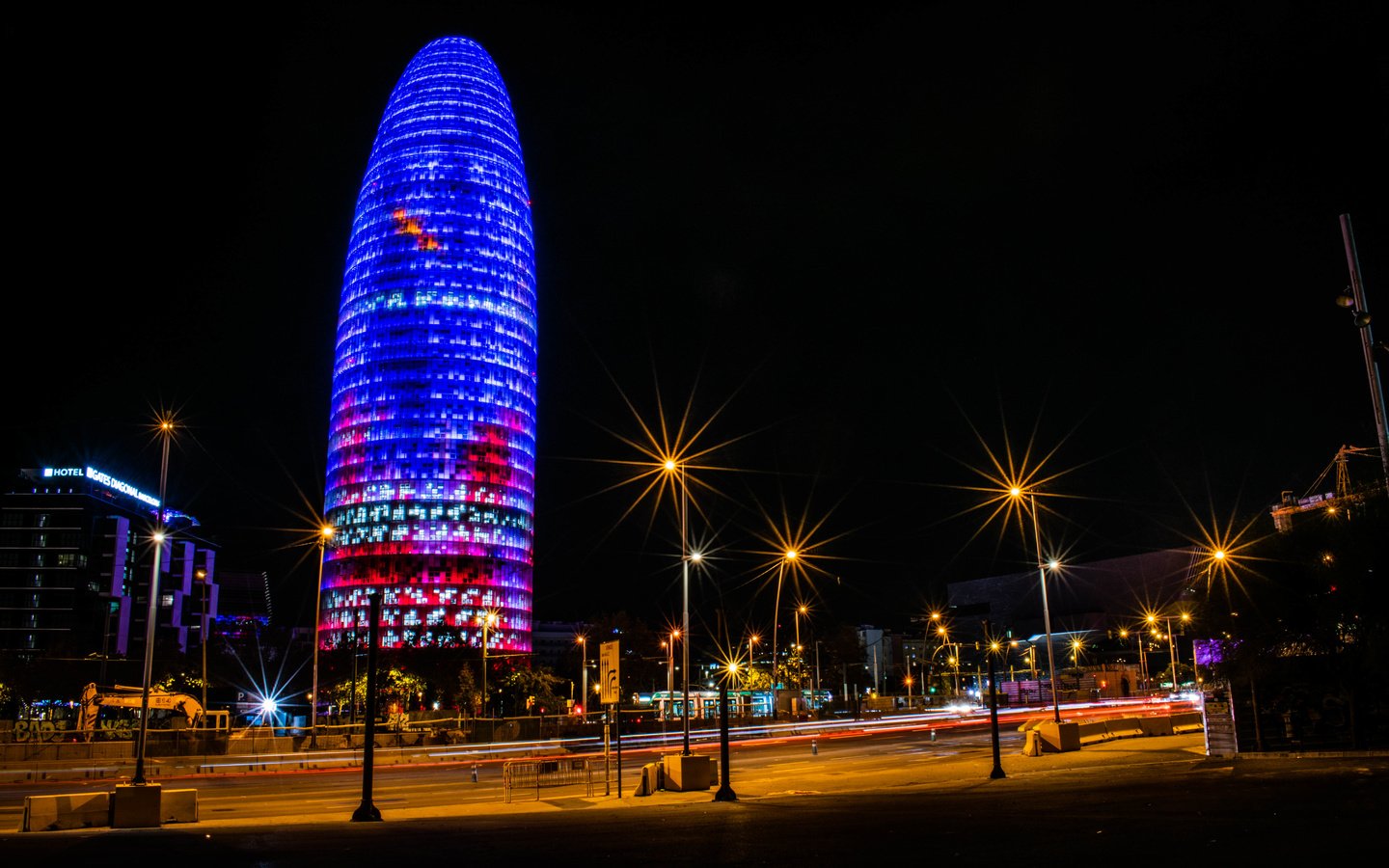 Обои ночь, torre agbar, агбар, фонари, огни, город, здание, испания, небоскрёб, барселона, башня агбар, night, lights, the city, the building, spain, skyscraper, barcelona разрешение 6000x4000 Загрузить