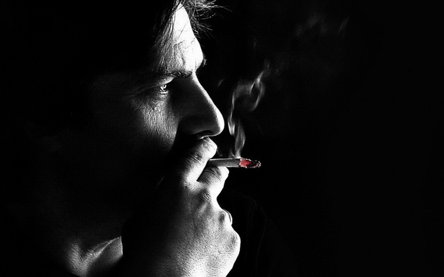 Обои дым, курит, черный фон, лицо, мужчина, сигарета, smoke, smokes, black background, face, male, cigarette разрешение 1920x1920 Загрузить