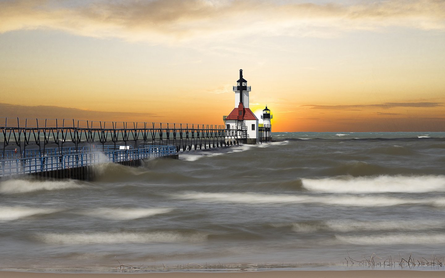 Обои дорога, волны, маяк, проход, мичиган, saint joseph, road, wave, lighthouse, pass, michigan разрешение 2112x1188 Загрузить