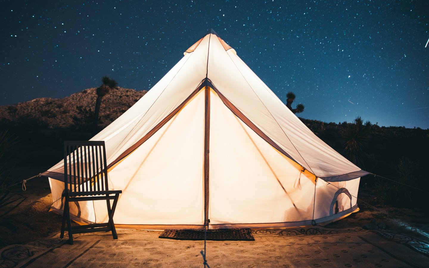 Обои небо, свет, звезды, стул, палатка, вход, kal loftus, the sky, light, stars, chair, tent, entrance разрешение 2112x1188 Загрузить