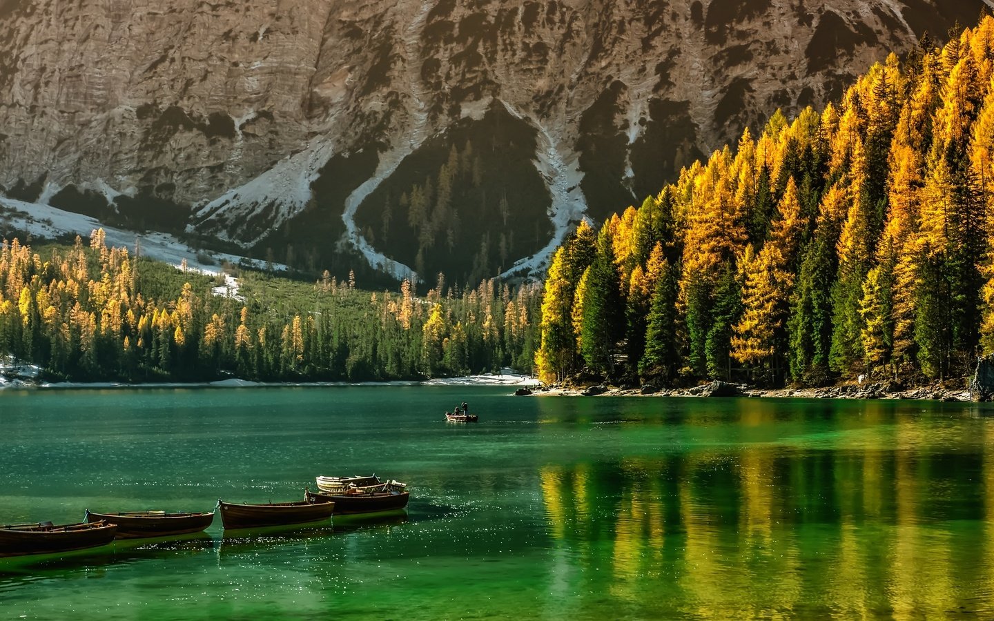 Обои деревья, озеро, горы, осень, лодка, trees, lake, mountains, autumn, boat разрешение 1920x1080 Загрузить