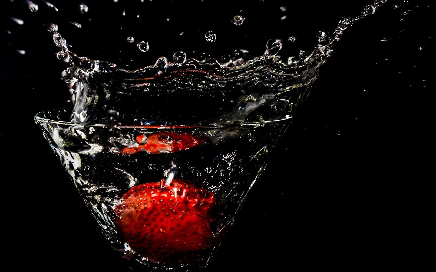 Обои вода, клубника, брызги, бокал, черный фон, фужер, water, strawberry, squirt, glass, black background разрешение 2048x1512 Загрузить