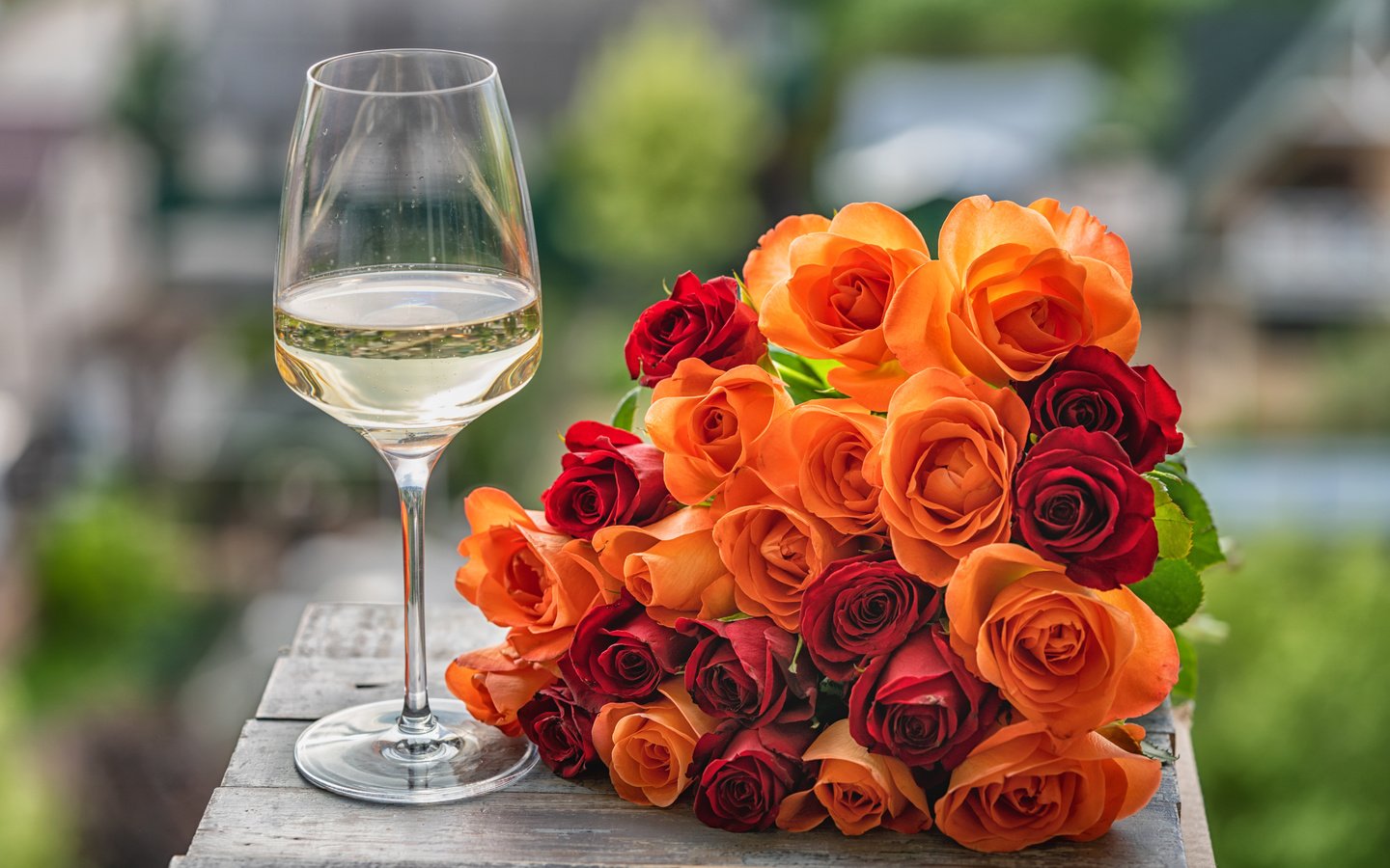 Обои цветы, розы, бокал, букет, вино, larisa voyageur, flowers, roses, glass, bouquet, wine разрешение 6000x4000 Загрузить