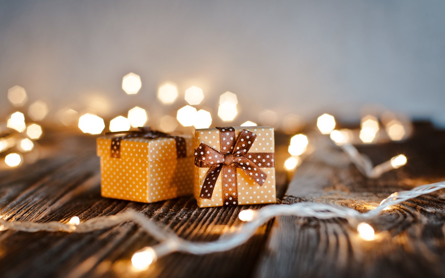 Обои новый год, подарки, стол, праздник, рождество, огоньки, new year, gifts, table, holiday, christmas, lights разрешение 6257x4171 Загрузить