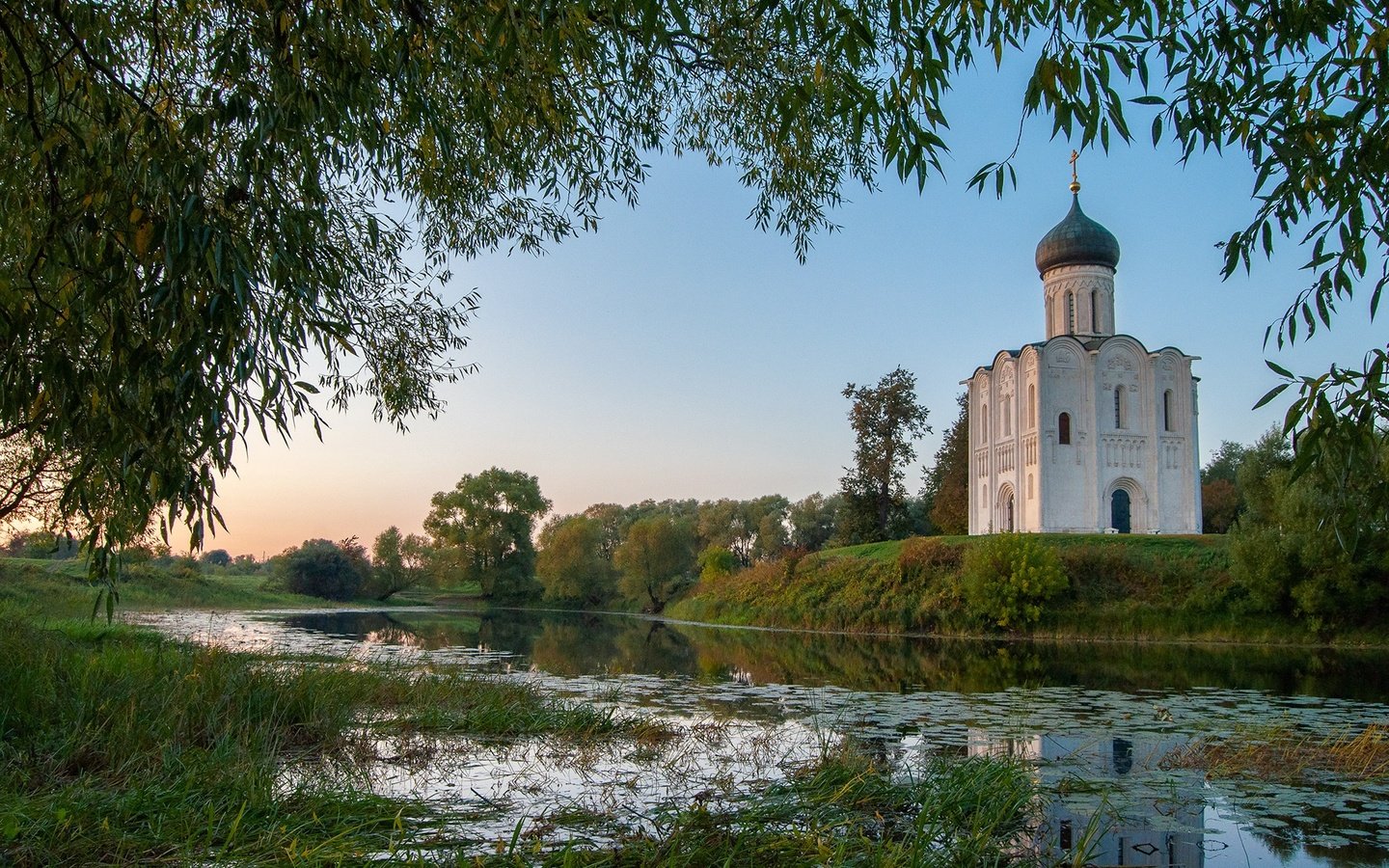 Обои деревья, травы, река, природа, пейзаж, утро, ветки, осень, церковь, trees, grass, river, nature, landscape, morning, branches, autumn, church разрешение 2000x1328 Загрузить