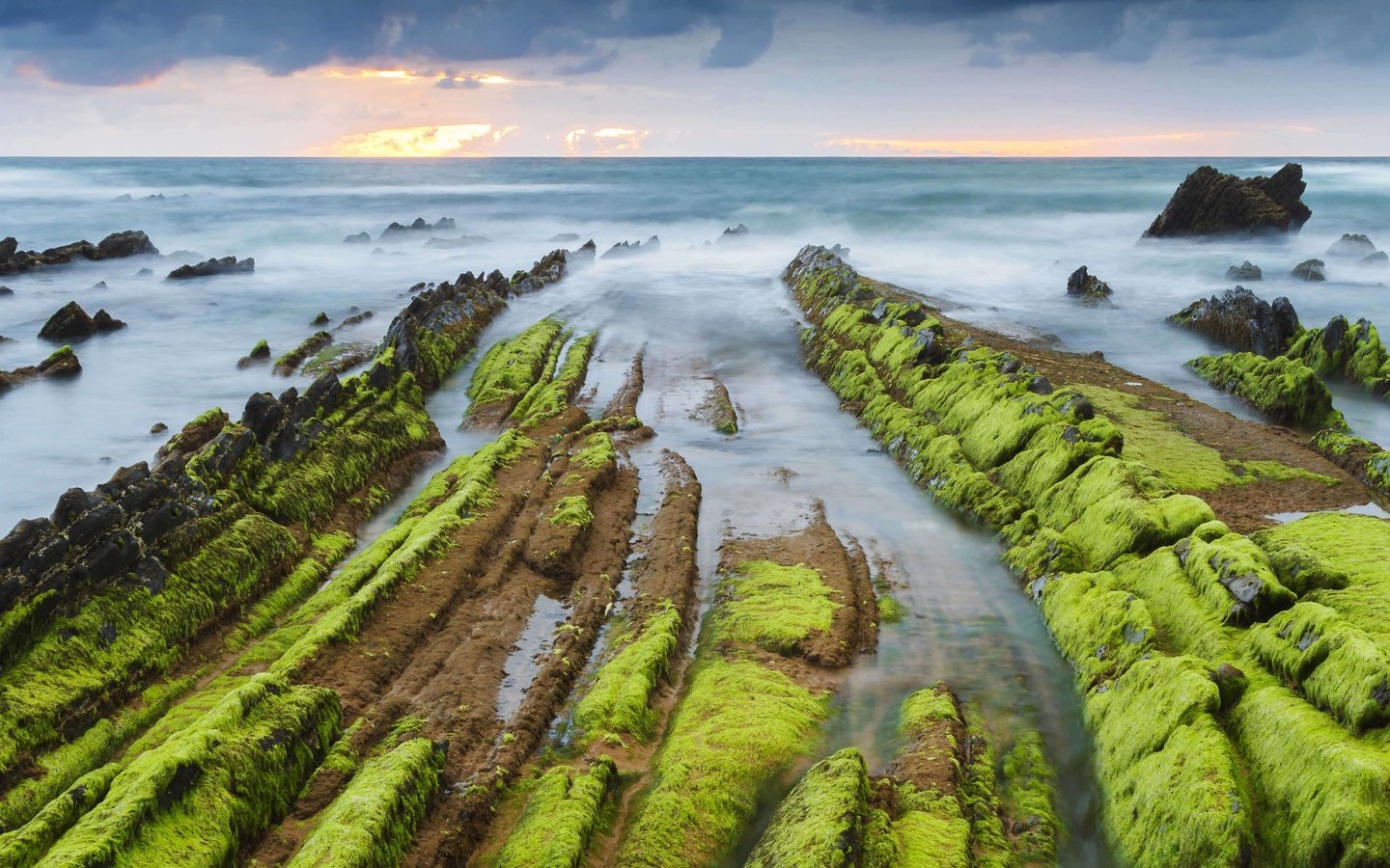 Обои скалы, море, испания, водоросли, бискайя, баррика, rocks, sea, spain, algae, biscay, barrika разрешение 5184x2916 Загрузить