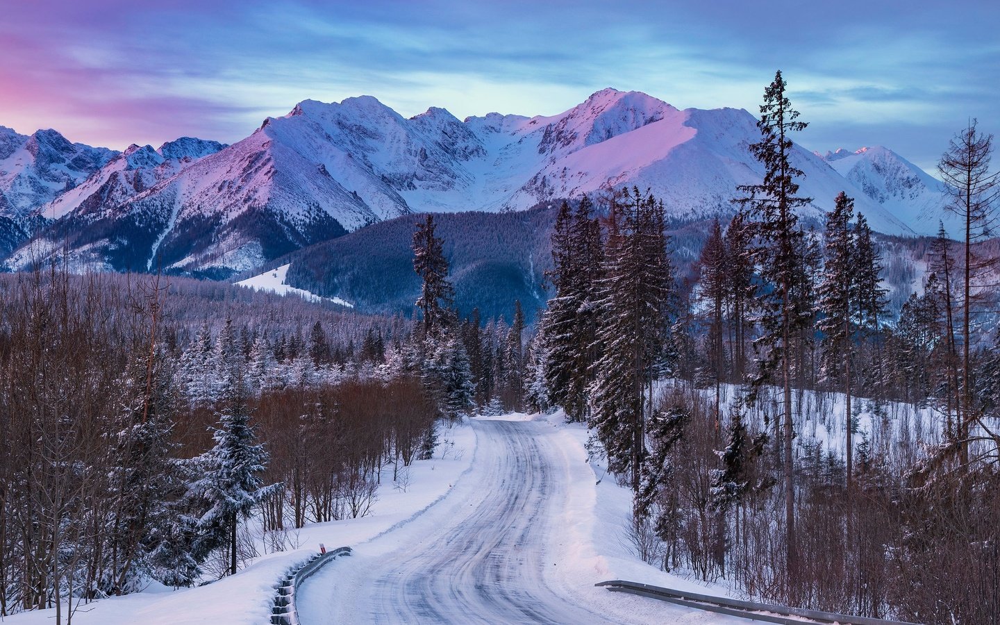 Обои дорога, деревья, горы, снег, лес, зима, road, trees, mountains, snow, forest, winter разрешение 2048x1365 Загрузить