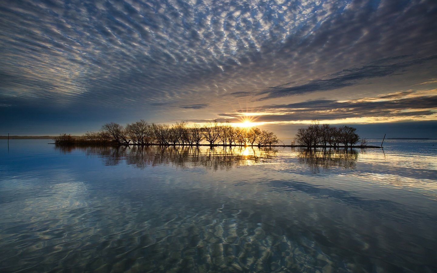 Обои небо, облака, деревья, вода, озеро, солнце, лучи, японии, the sky, clouds, trees, water, lake, the sun, rays, japan разрешение 2048x1365 Загрузить