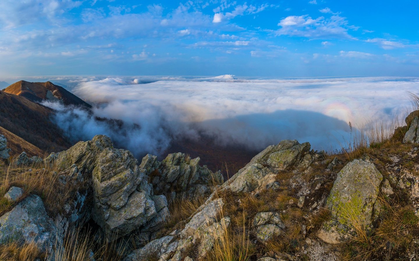 Обои облака, горы, природа, камни, пейзаж, кавказ, clouds, mountains, nature, stones, landscape, the caucasus разрешение 2048x1249 Загрузить