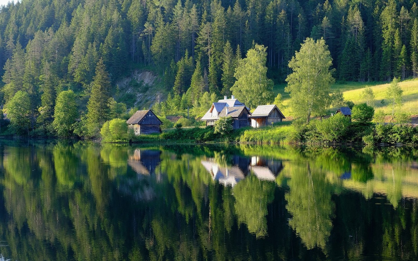 Обои озеро, лес, отражение, домики, водоем, дома, lake, forest, reflection, houses, pond, home разрешение 3840x2160 Загрузить