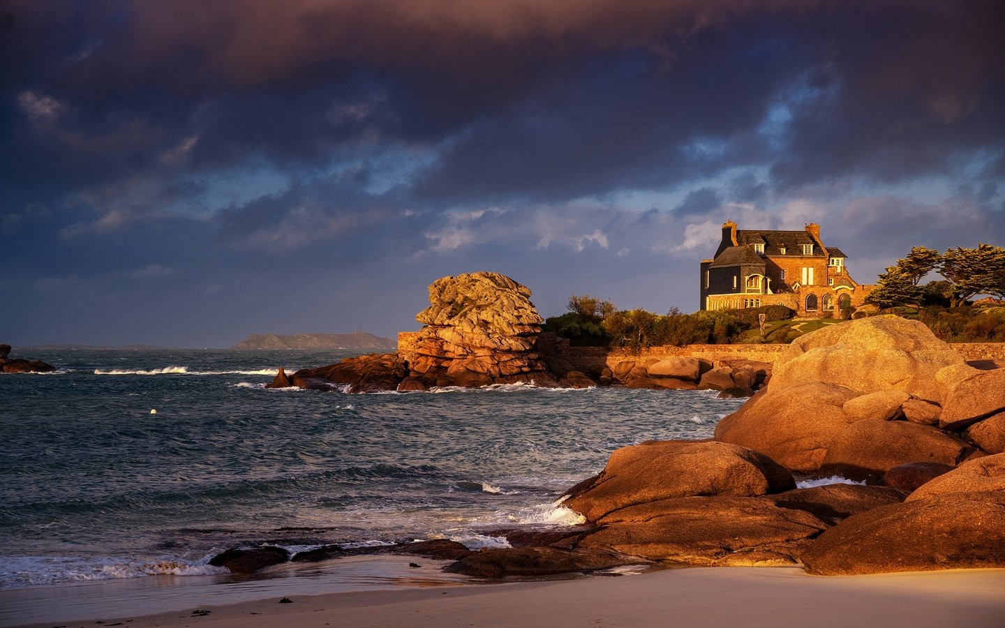 Обои свет, камни, берег, море, дом, валуны, light, stones, shore, sea, house, boulders разрешение 2880x1916 Загрузить