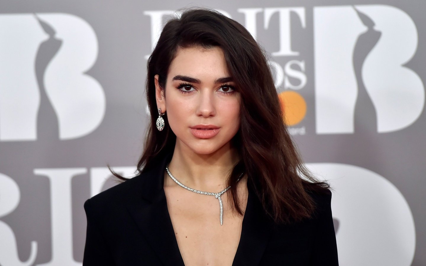 Обои брюнетка, певица, карие глаза, дуа липа, brunette, singer, brown eyes, dua lipa разрешение 3840x2160 Загрузить