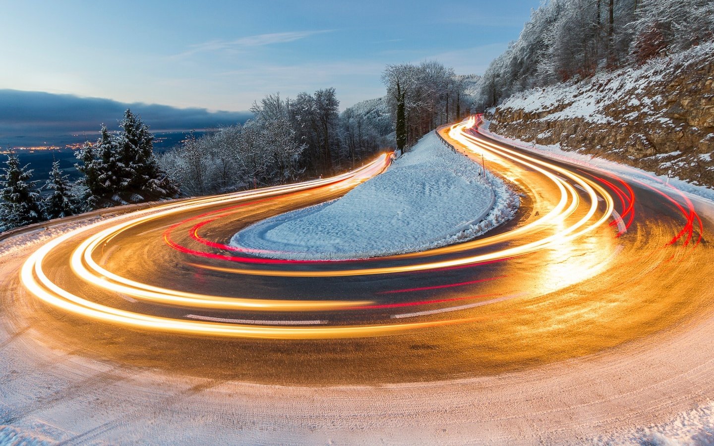 Обои свет, дорога, деревья, огни, вечер, снег, зима, выдержка, light, road, trees, lights, the evening, snow, winter, excerpt разрешение 2000x1125 Загрузить