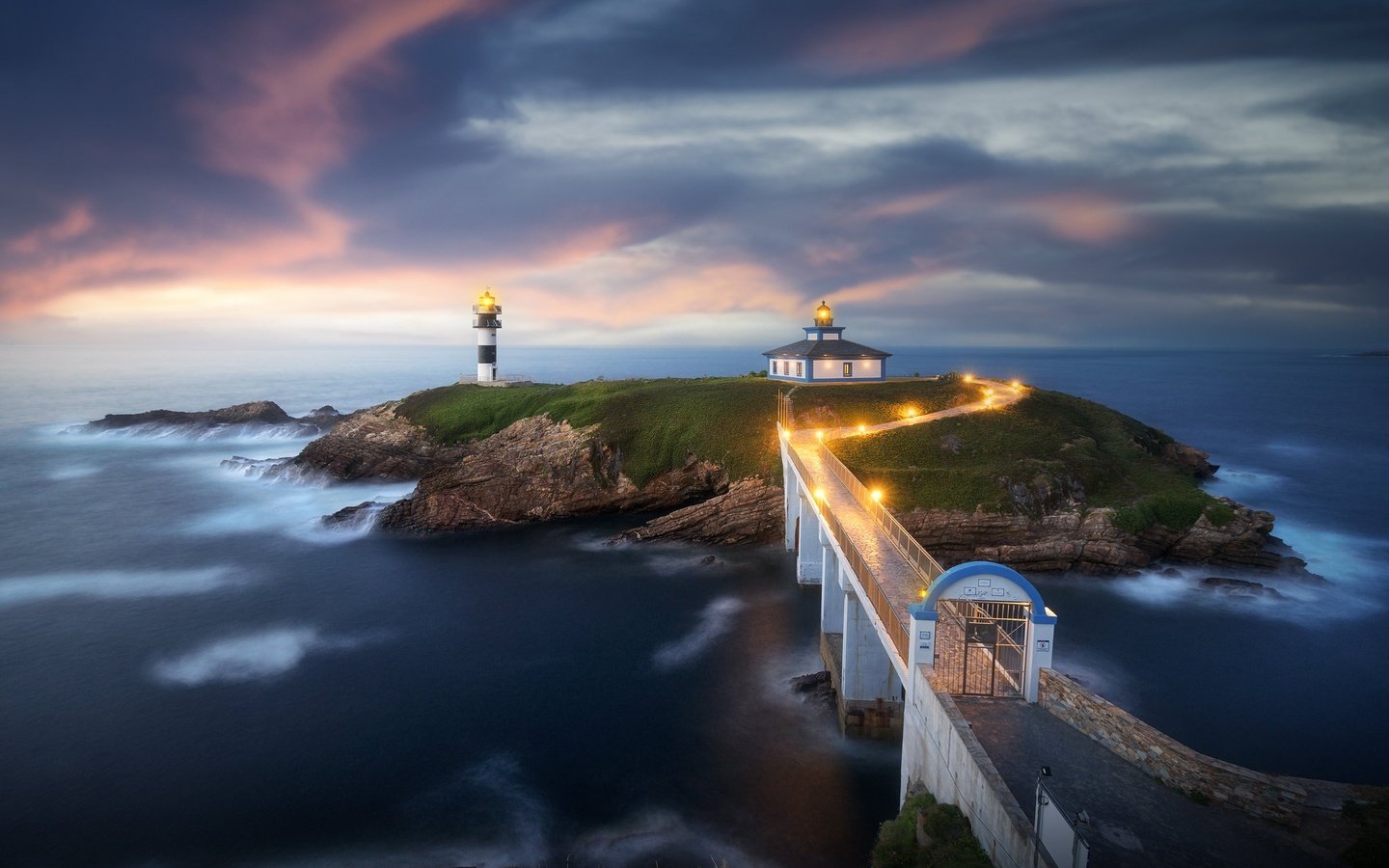 Обои море, маяк острова панча, cantabrian sea, маяк, pancha island lighthouse, остров панча, мост, остров, испания, galicia, ribadeo, галисия, pancha island, рибадео, кантабрийское море, sea, lighthouse, bridge, island, spain разрешение 2047x1365 Загрузить