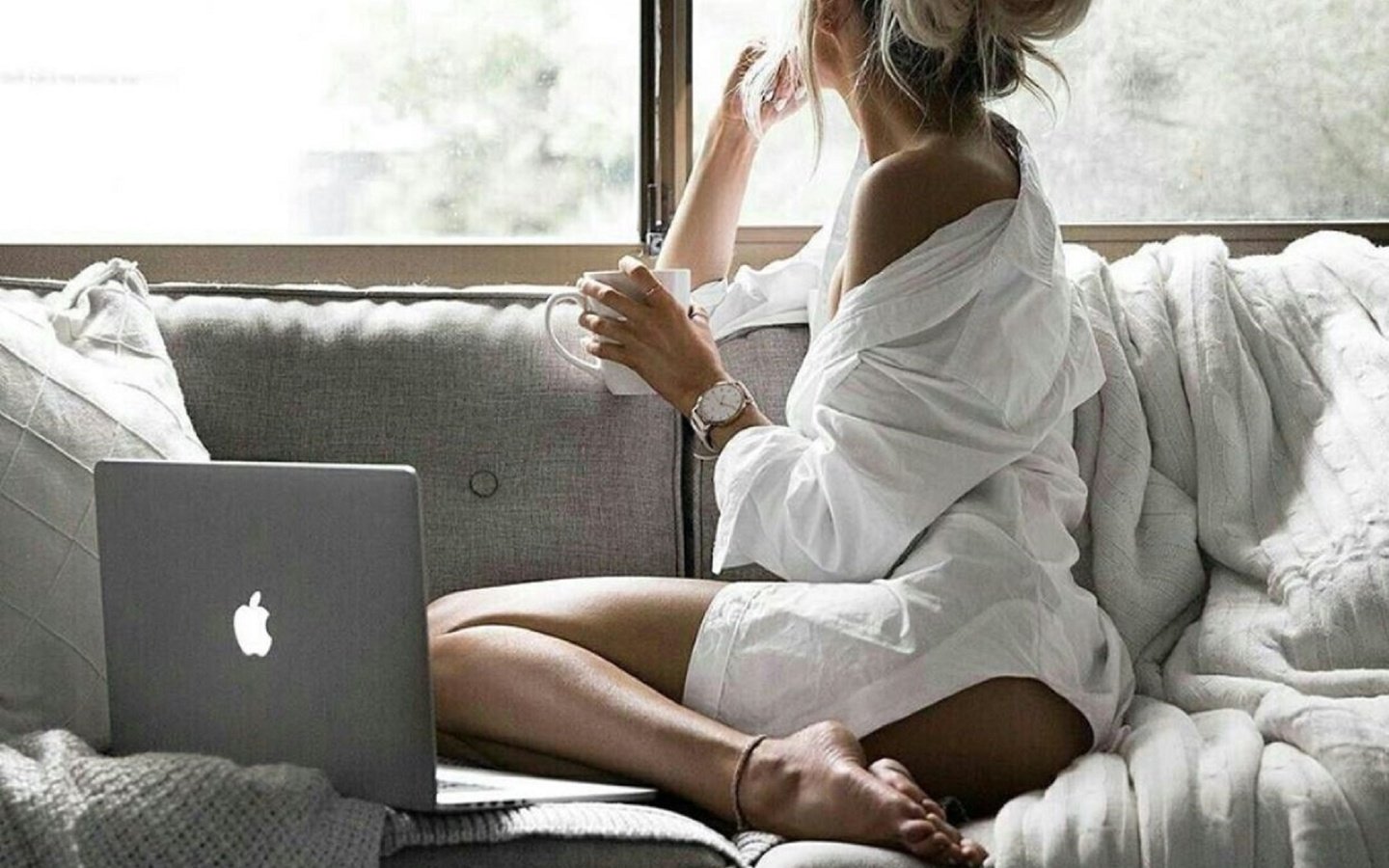 Обои девушка, кофе, окно, диван, ноутбук, girl, coffee, window, sofa, laptop разрешение 1920x1855 Загрузить