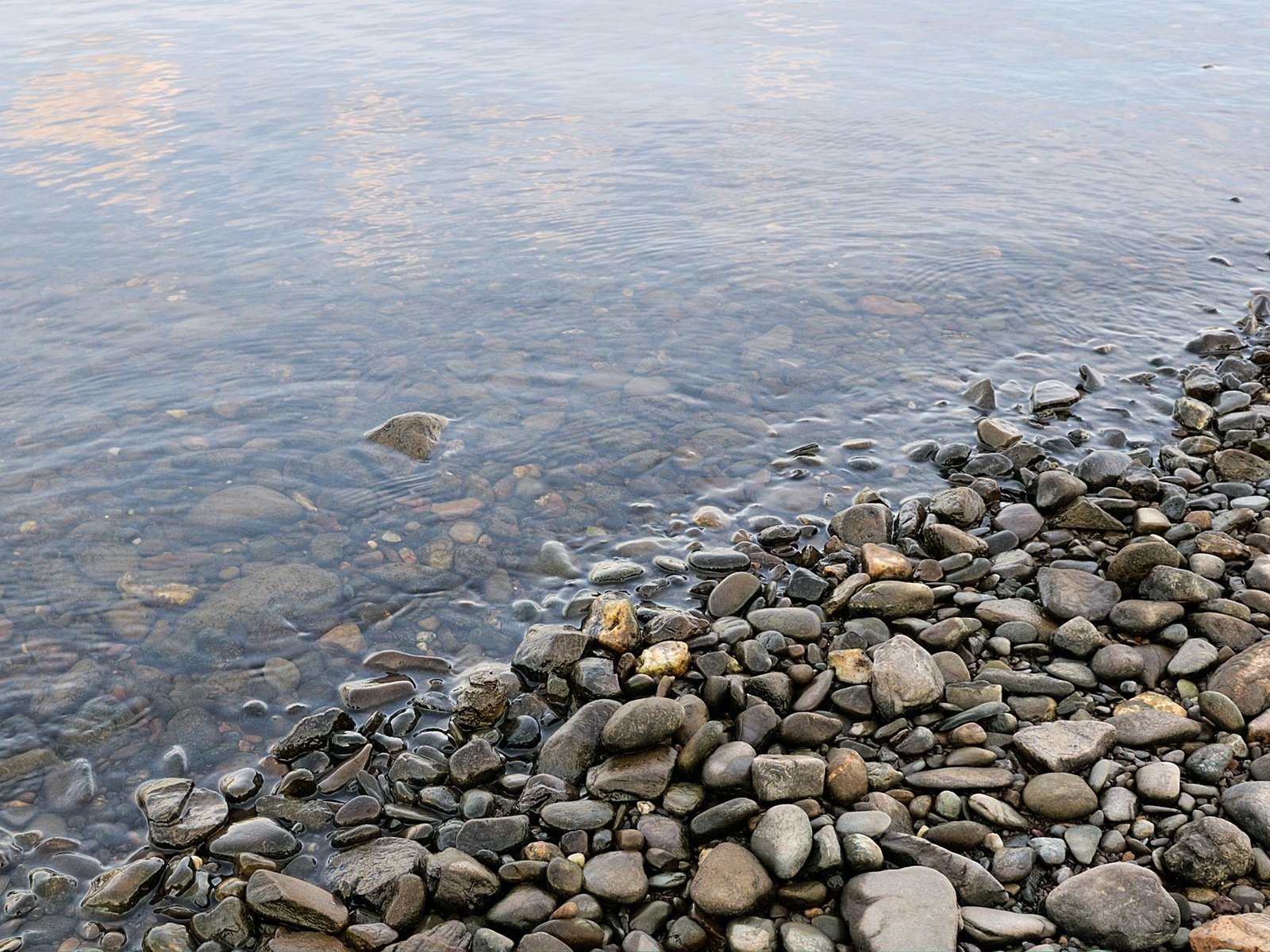 Обои вода, камни, берег, галька, камени, water, stones, shore, pebbles, kameni разрешение 2000x1333 Загрузить